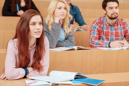 Bild zeigt einen Ausschnitt eines Hörsaals mit Studierenden Das Bild zeigt einen Ausschnitt eines Hörsaals mit Studierenden.
