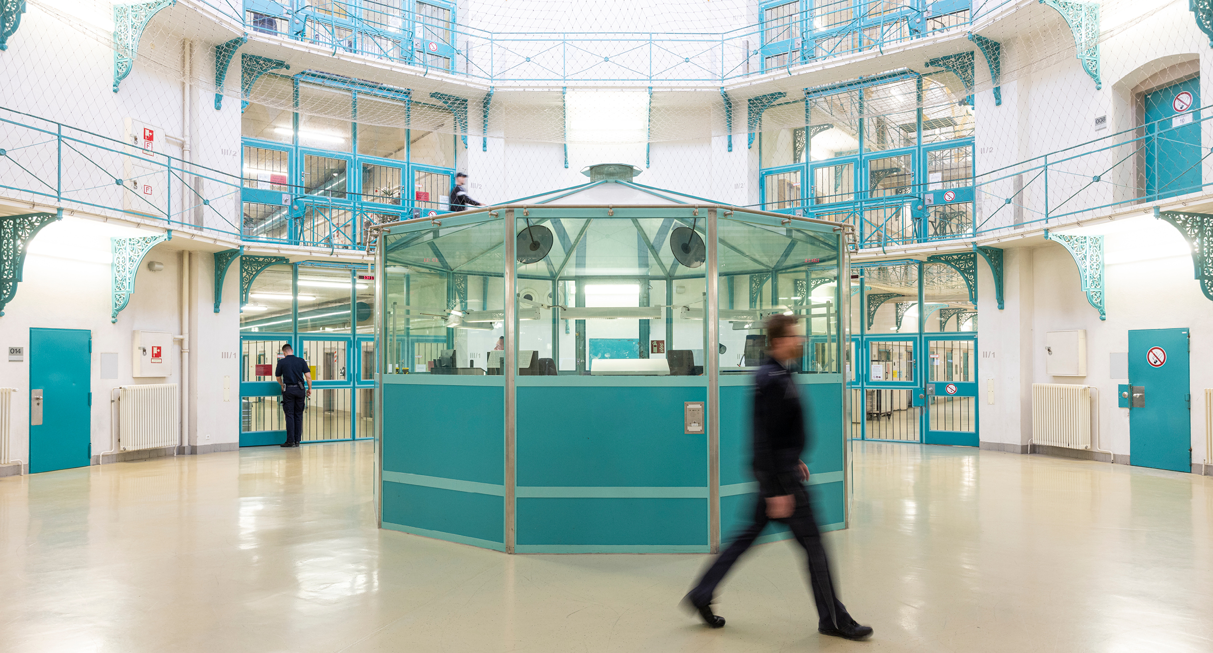 Ein Justizvollzugsbeamter läuft an der Zentrale der Justizvollzugsanstalt Freiburg vorbei